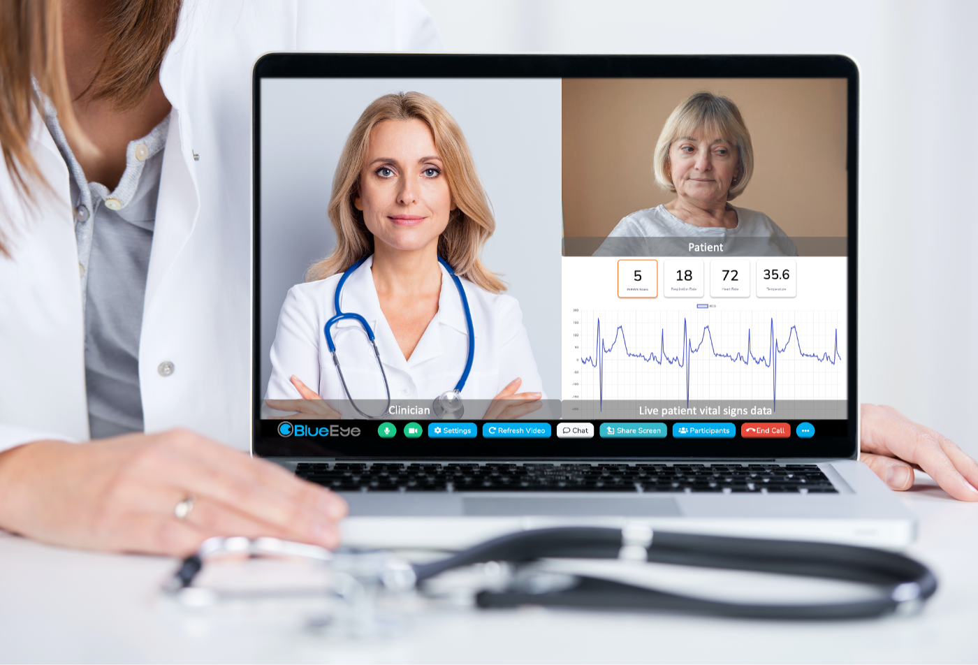 Un médico que muestra una pantalla de computadora portátil con un video del médico y del paciente junto con datos de los signos vitales del paciente.